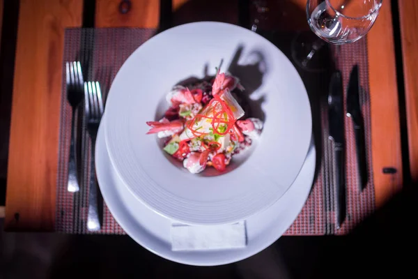 Seafood Salad While Glossy Plate — ストック写真