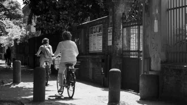 Крупный План Женщин Рулем Велосипедов Черно Белом — стоковое фото