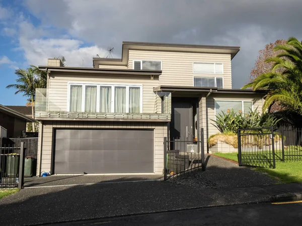 Vista Casa Suburbana Con Garaje Auckland Nueva Zelanda Mayo 2022 — Foto de Stock