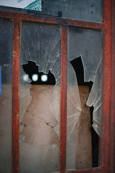 窓ガラスが割れた縦のショット — ストック写真