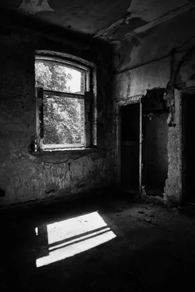 Vertical Grayscale Shot Room Abandoned Building Sunlight Coming Window — Stock fotografie