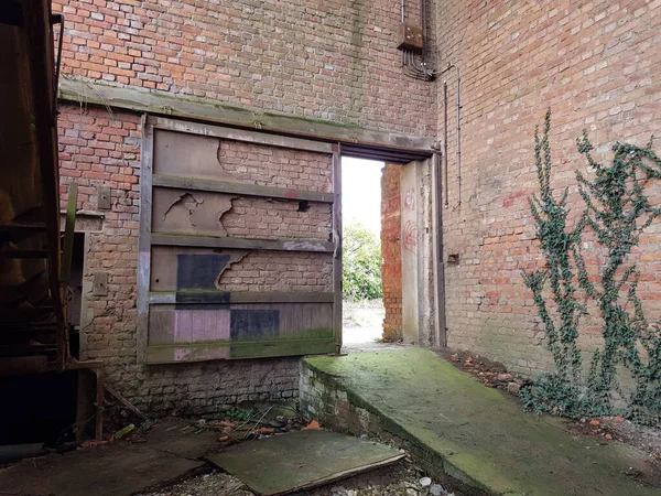 Uma Antiga Porta Desgastada Para Prédio Industrial Abandonado — Fotografia de Stock