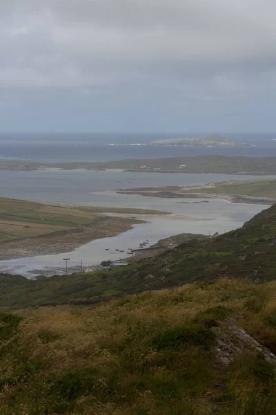 아일랜드의 해안에 안개낀 안개낀 수직으로 펼쳐진 — 스톡 사진