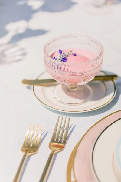 Disparo Vertical Una Bebida Rosa Vaso Cristal Sobre Una Mesa —  Fotos de Stock