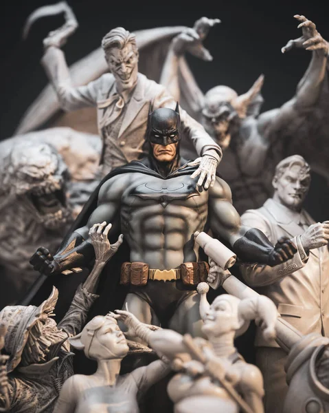 Una Figura Vertical Universe Batman Rodeada Sus Muchos Enemigos — Foto de Stock