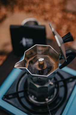 Arka bahçede kahve yapıyorum.