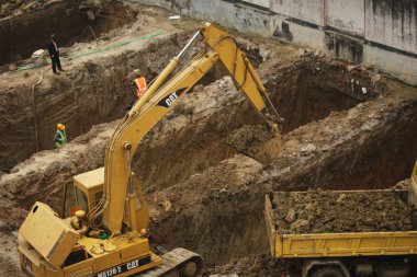 09-Aralık-2020, Bangladeş, Dhaka. Kazı çalışmalarına devam ediliyor..