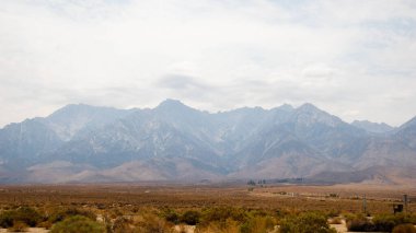 Güzel yeşil çayır manzarası ve Kaliforniya 'da mavi gökyüzü olan John Muir Patikası sıradağları.