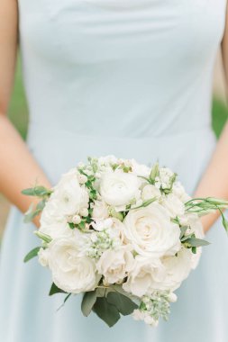 Gelinlerin elleri zarif bir buket tutuyor