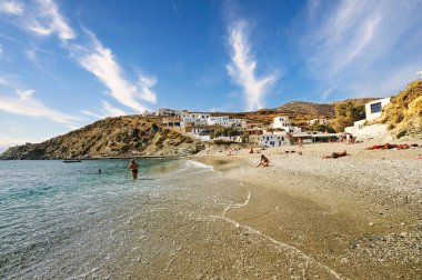Yunanistan 'ın Folegandros adasındaki Agali plajında dinlenen insanların manzarası