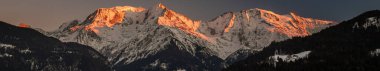 A panoramic shot of a beautiful sunset over Mont Blanc in France