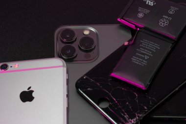 iPhone bataryasının yakın çekim görüntüsü ve yedekleme