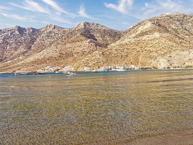 Yunanistan 'ın Sifnos adasındaki Kameras köyünde dağları olan güzel bir sahil.