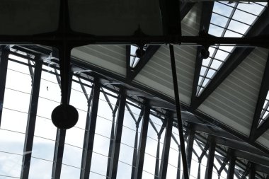 Modern bir binanın tepesinden iç tasarımın düşük açılı bir görüntüsü.