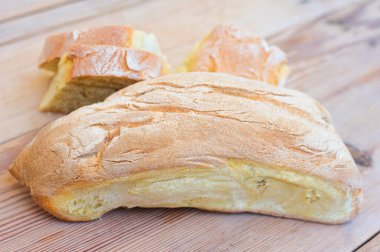 Lezzetli taze ekmek, ahşap bir fırında yapılmış, geleneksel köy ekmeği ahşap bir masada.