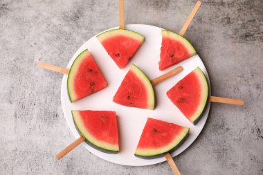 Karpuz buzlu şeker şeklinde kesilmiş.