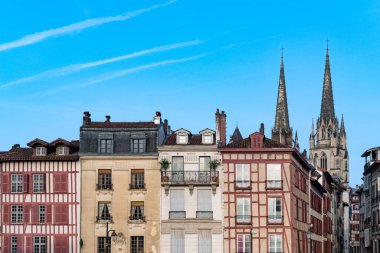 Bayonne Bask 'ta, tipik bir ön cephe, tarihi merkezde renkli panjurlar, arka planda Sainte-Marie katedrali.