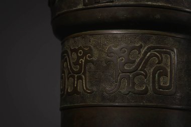 Masadaki güzel bir heykelin yakın çekimi.