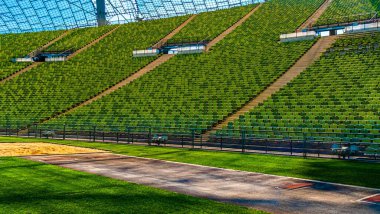 Gün ışığında yeşil bir stadyumun güzel manzarası.