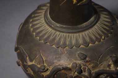 Masadaki güzel bir heykelin yakın çekimi.