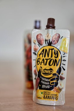 Lowicz marka meyveli abur cuburu masanın üstünde dikey bir çekim.