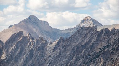John Muir Patikası 'ndaki kayalık dağların güzel bir manzarası, Kaliforniya, ABD