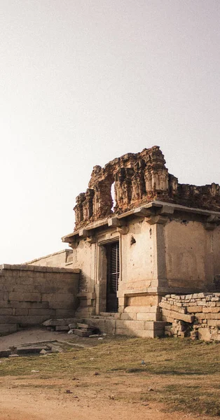 Eine Vertikale Aufnahme Von Tempelruinen Hampi Karnataka Indien — Stockfoto