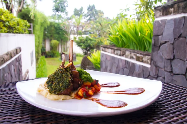 Beau Cliché Agneau Cuit Sur Une Assiette Blanche — Photo