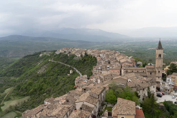 Mesmerizing View Town Hill Dense Green Trees Abruzzo Italy — Stockfoto