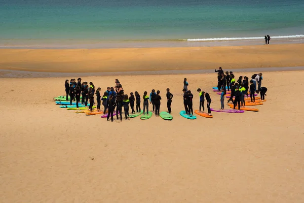 Άνθρωποι Δίνουν Ένα Μάθημα Surf Στην Παραλία Sardinero Στην Κανταβρική — Φωτογραφία Αρχείου