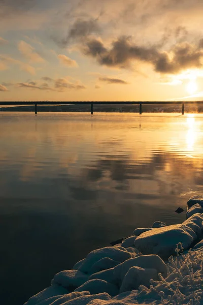 Tiro Vertical Pôr Sol Brilhante Sobre Lago Ostersund Suécia — Fotografia de Stock