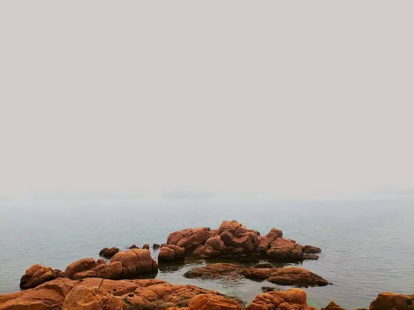 茶色の岩が美しい海 — ストック写真