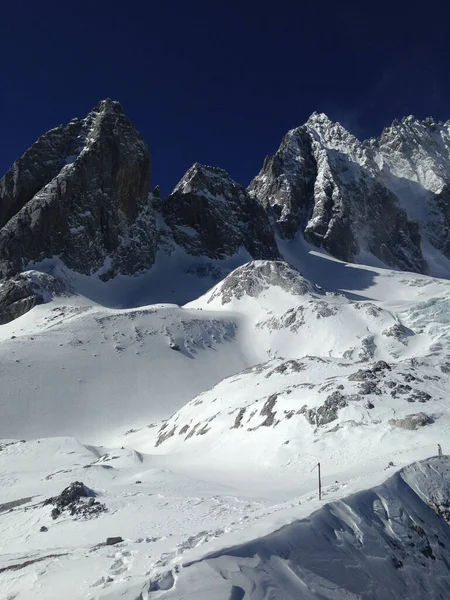 Plano Vertical Cordillera Yulong Snow China Bajo Cielo Azul — Foto de Stock