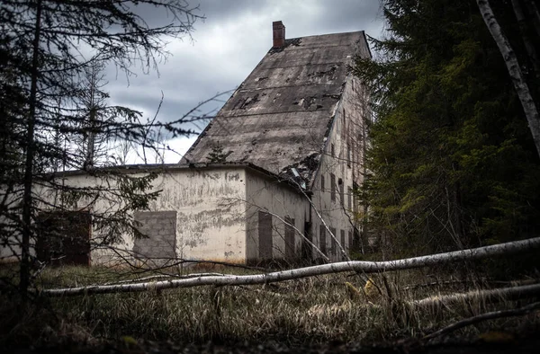 Exterior View Old Abandoned Hut Forest Cloudy Sky Background — Foto de Stock