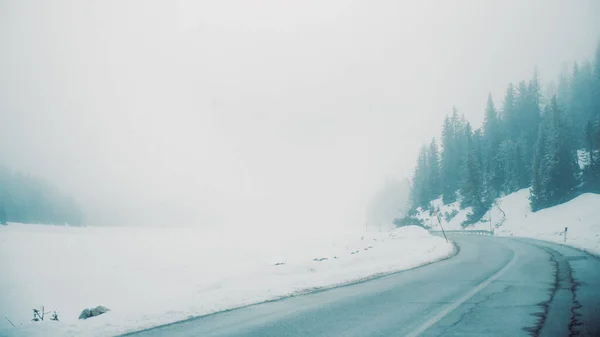 Туманная Дорога Холме Несколькими Домами Покрытыми Снегом Южном Тироле Италия — стоковое фото