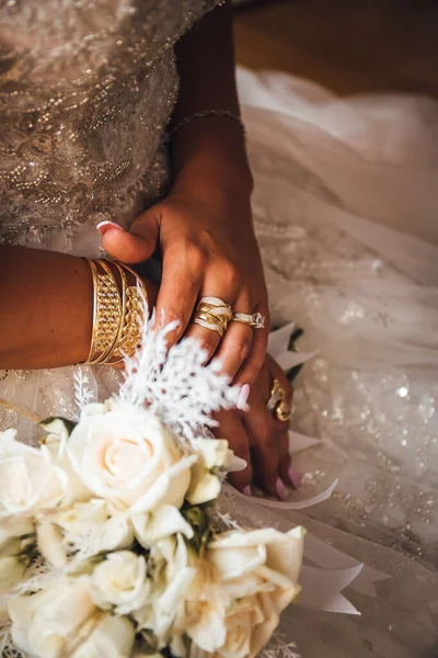 Tiro Vertical Das Mãos Noiva Anel Dourado Pulseiras Perto Buquê — Fotografia de Stock