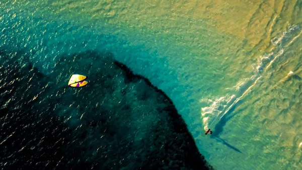 Drone Aéreo Filmado Nas Águas Calmas Oceano Kite Surfista Surfando — Fotografia de Stock