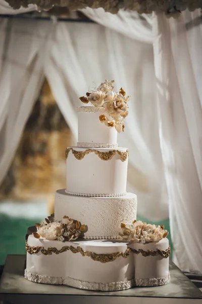 Eine Vertikale Aufnahme Einer Schönen Vierschichtigen Hochzeitstorte Die Mit Blumen — Stockfoto