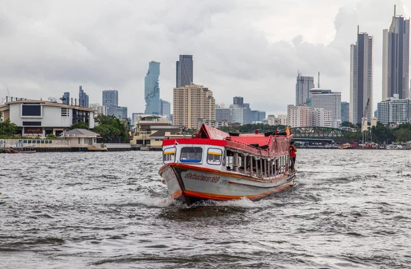 Bangkok Tayland ve Güneydoğu Asya 'daki Chaophraya Nehri' nde bir ekspres ya da taksi teknesi.