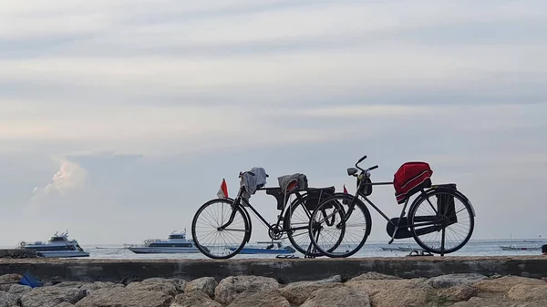Гарний Знімок Двох Велосипедів Дрібними Човнами Синє Хмарне Небо Задньому — стокове фото