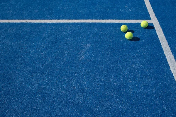 Utsikt Över Tre Tennisbollar Blå Bana — Stockfoto