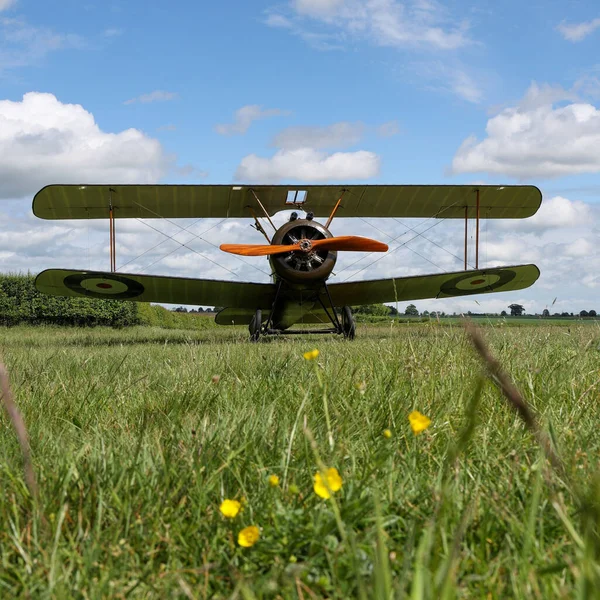 Piękny Niskokątny Strzał Samolotu Frontowego Wglądu Zaparkowanego Trawie Dużym Polu — Zdjęcie stockowe