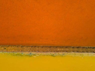 Batı Avustralya 'daki Hutt Lagoon' da alglerin yol açtığı turuncu bir tuz gölü.