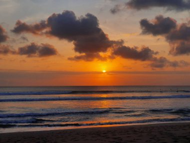 Güneşli bir yaz gününde güzel bir denizin havadan görünüşü.