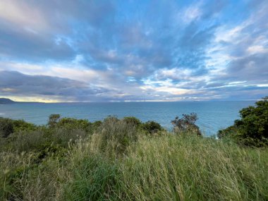 Gün batımında denizin üzerinde güzel bir gökyüzünün manzarası.