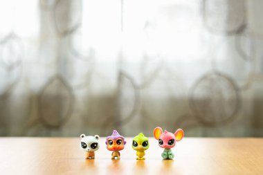 Arka planda izole edilmiş bir Oyuncak koleksiyonu