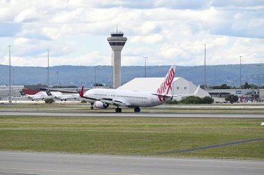Bulutlu gökyüzünün arka planında Virgin uçağının görüntüsü