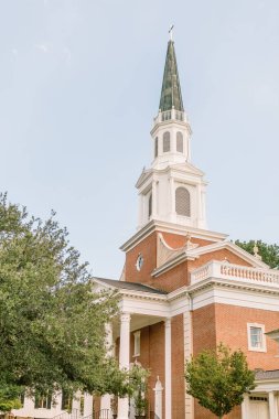 Gündüz vakti ABD 'de ağaçlarla çevrili Henry Pfeiffer Şapeli' nin parlak dikey görüntüsü.