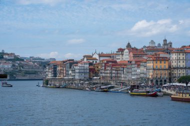 Porto 'daki Ribeira do Porto ve Douro Nehri' nin panoramik manzarası. Yatay çekim