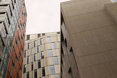 Dublin, İrlanda 'da bulutlu gökyüzünün altındaki modern binaların manzarası